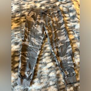 Splendid Camo Joggers (S)